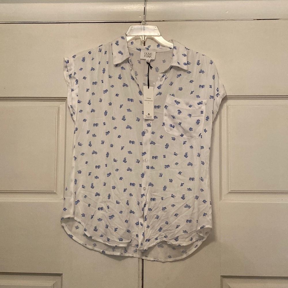 NWT Women’s Olive and Oak Short Sleeve Button Up White & Blue Shirt - Small